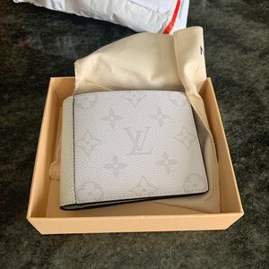 Authentic Louis Vuitton Antarctica wallet. Bifold